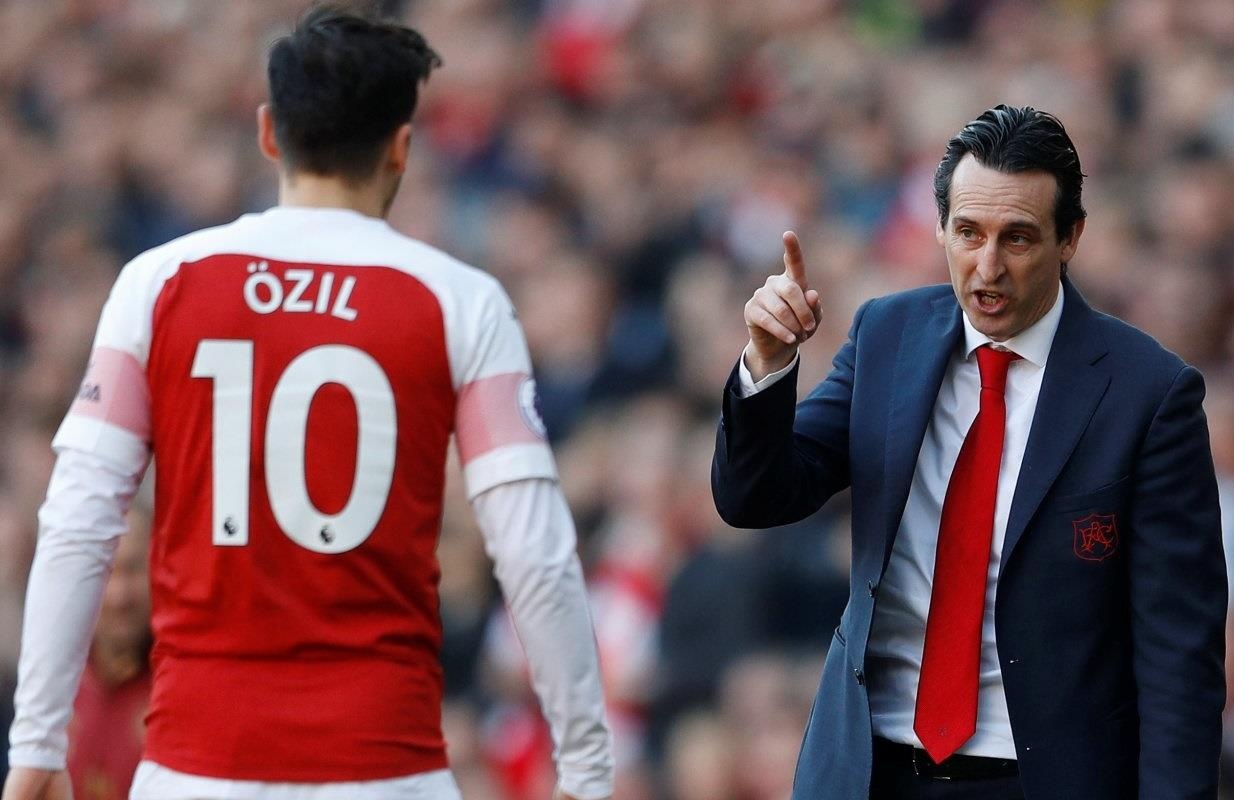 HLV Emery giai thich ly do loai Oezil o Europa League hinh anh