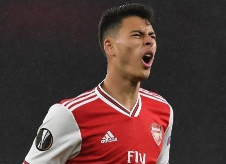 Sao tre Arsenal ghi ban bang ca doi MU trong hon mot thang hinh anh