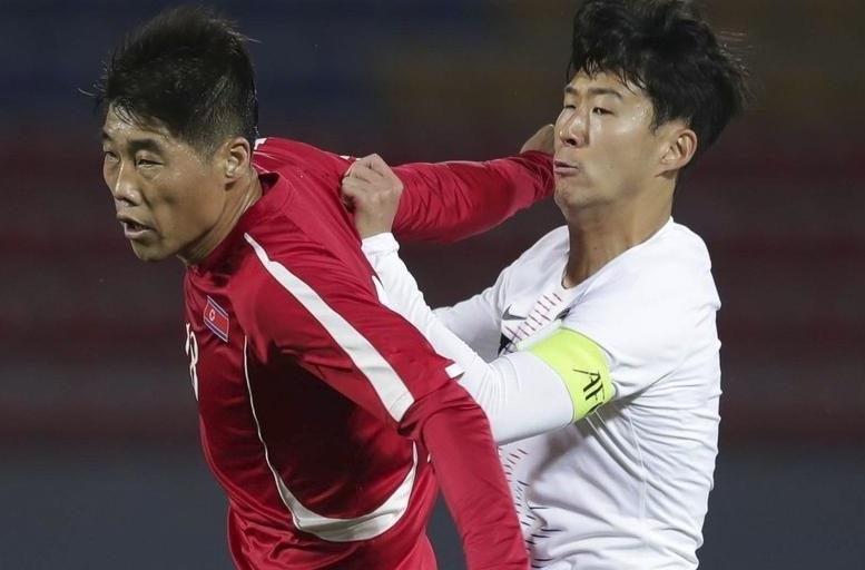 Chu tich FIFA bat binh voi cach to chuc tran dau cua Trieu Tien hinh anh