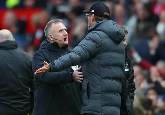 HLV Klopp lien tuc phan nan ve trong tai trong tran gap MU hinh anh