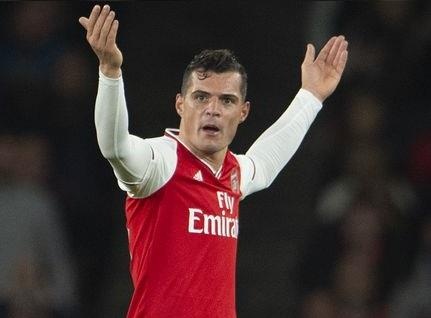 Doi truong Arsenal coi ao, khieu khich CDV nha sau khi bi thay hinh anh