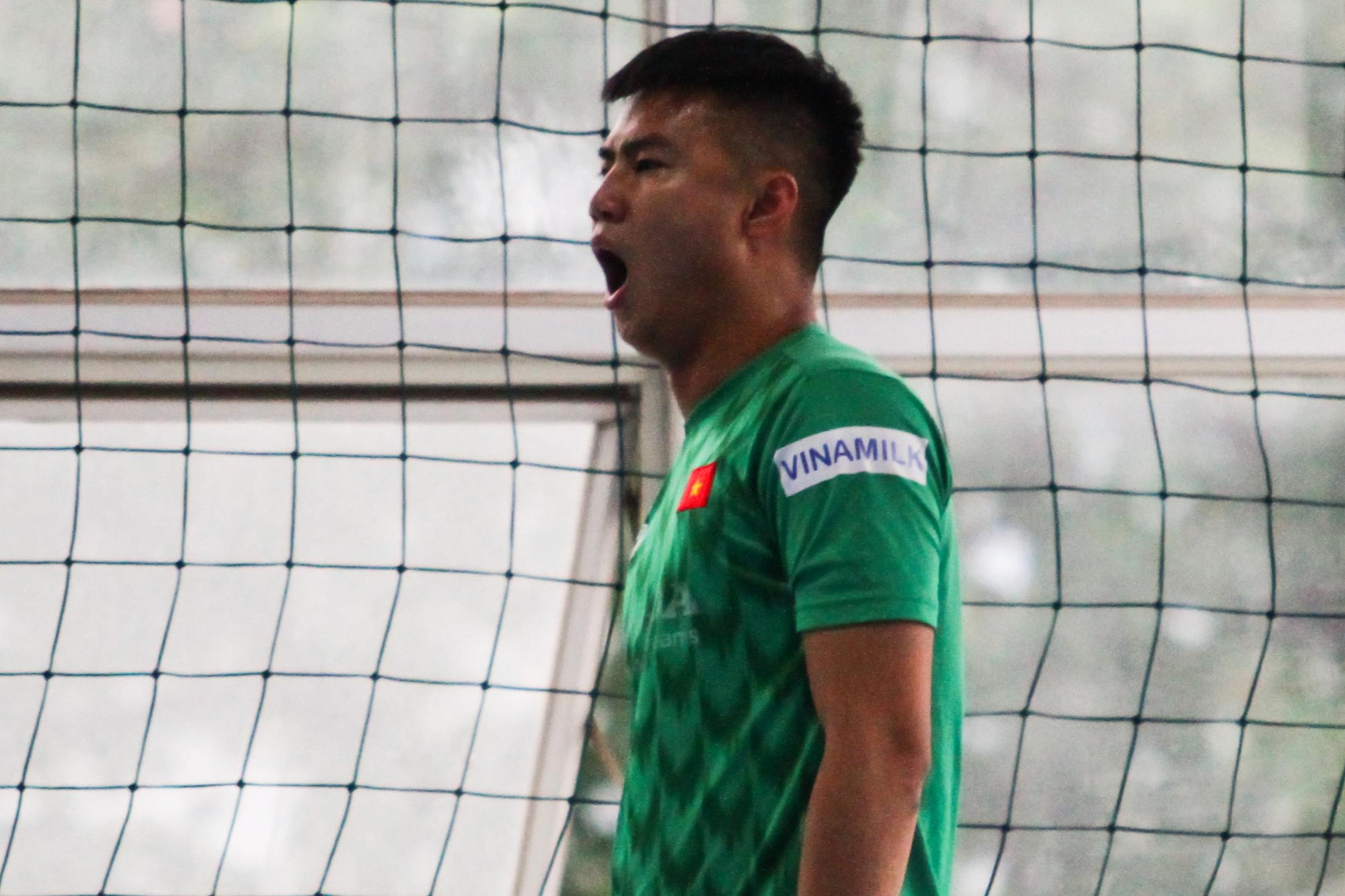 Van Toan ngai ngu khi phai tap rieng o U22 Viet Nam hinh anh