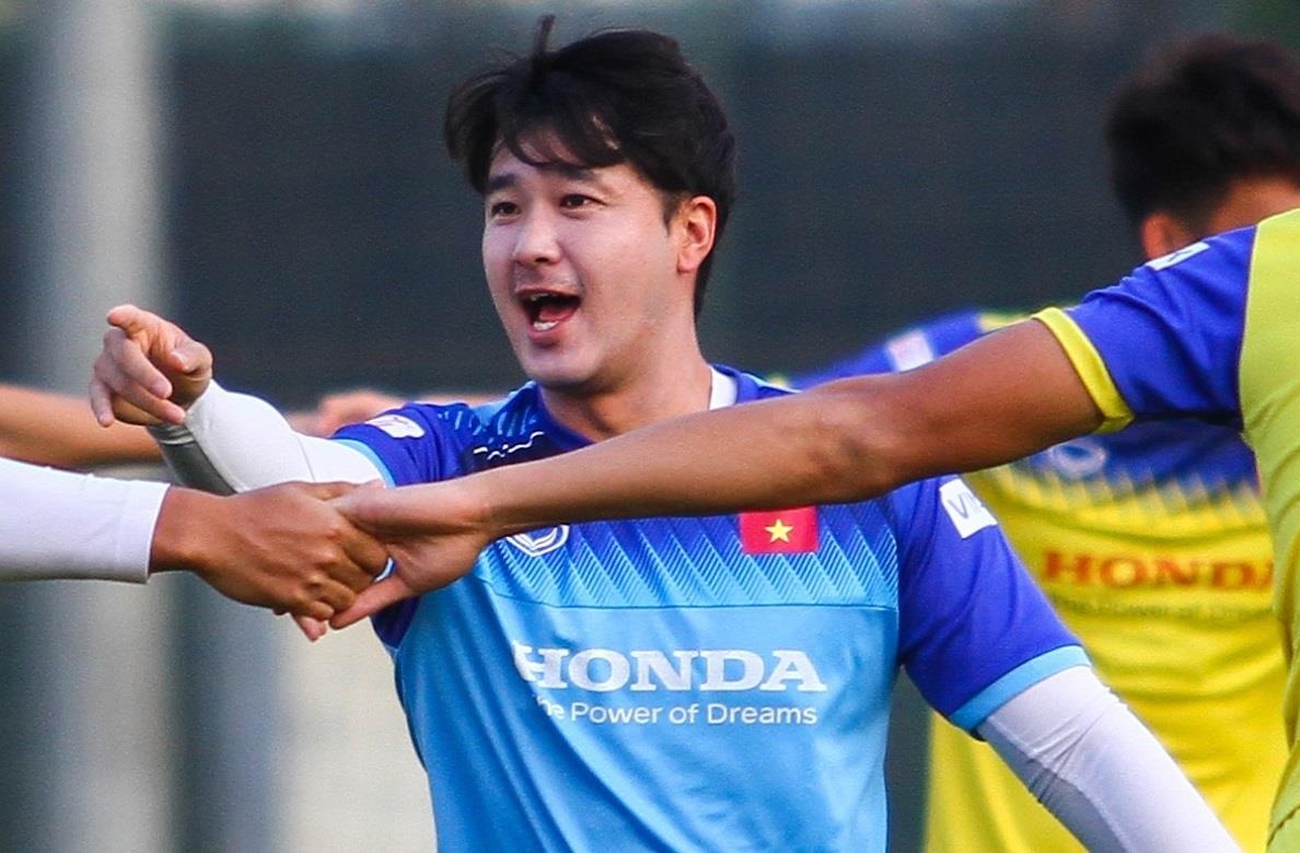 HLV the luc bi cau thu U22 Viet Nam bat nat trong bai khoi dong hinh anh