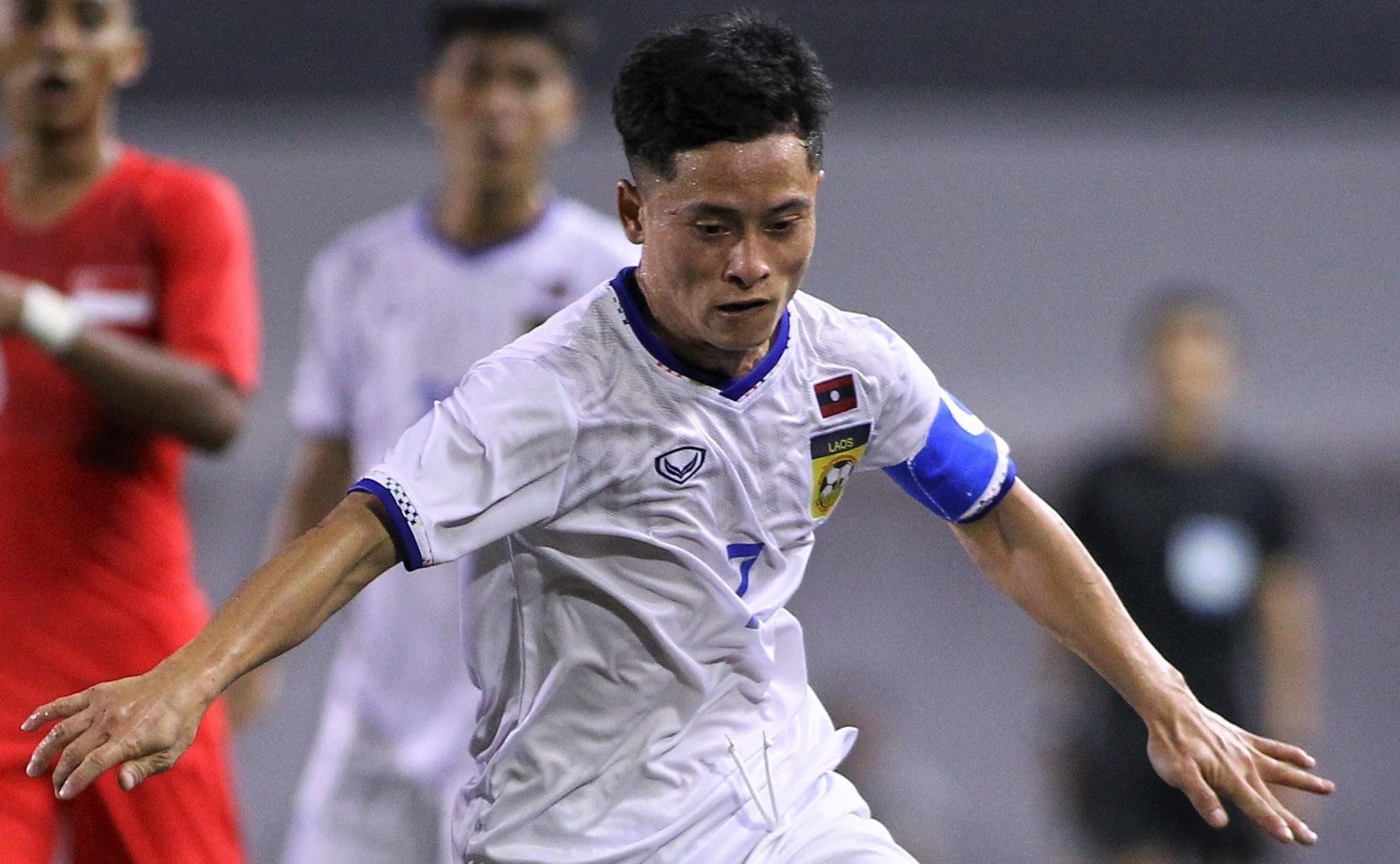 Tai sao nhieu cau thu Lao di lam them gio? hinh anh