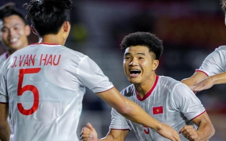 Ban linh cua U22 Viet Nam khi danh bai Singapore hinh anh