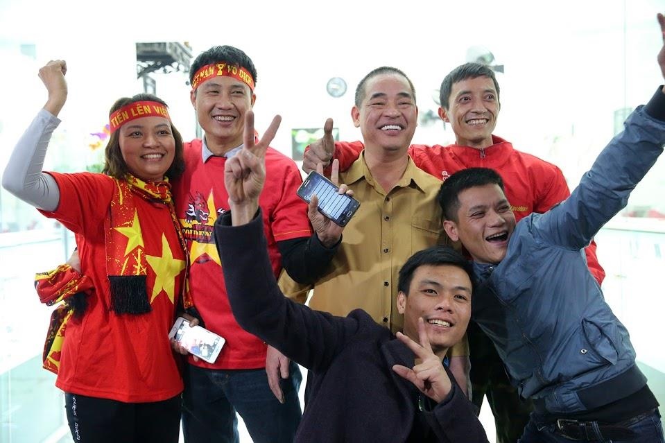 CDV vay quanh bo me Hung Dung sau chien thang cua U22 Viet Nam hinh anh