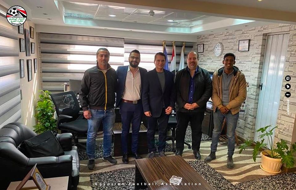 Cau thu lon tuoi nhat the gioi anh 1