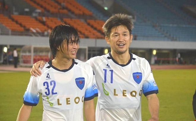 Cau thu lon tuoi nhat the gioi anh 2