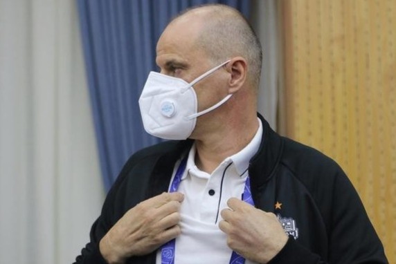 HLV va cau thu Buriram United deo khau trang di du hop bao hinh anh