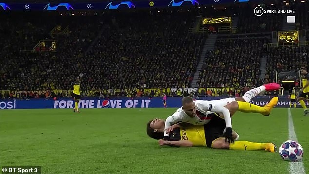 Neymar danh nguoi doi thu anh 1