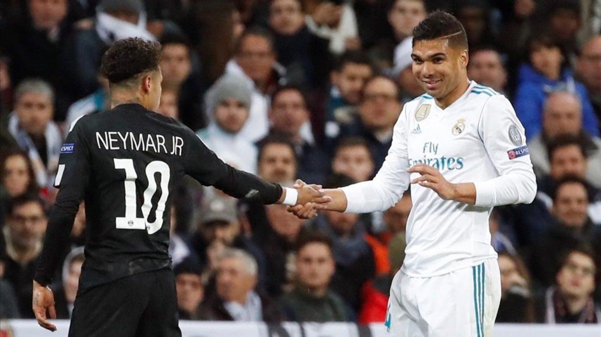 Casemiro cheo keo Neymar anh 1