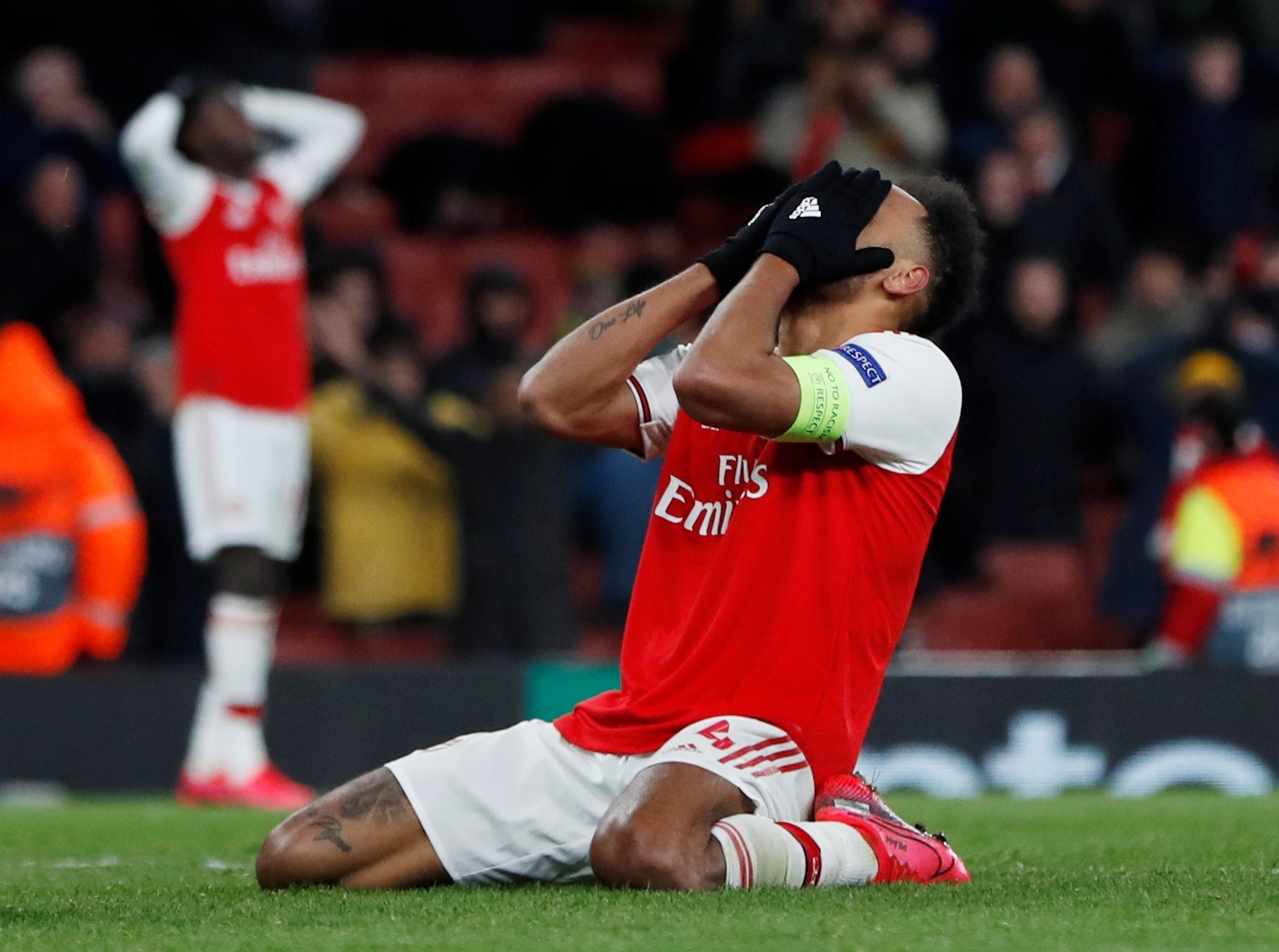 Aubameyang va cai ket buon tai san Emirates hinh anh