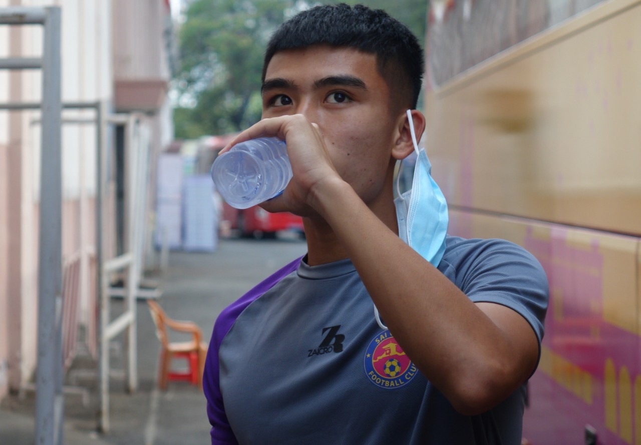 Cau thu co than nhiet bat thuong anh 1