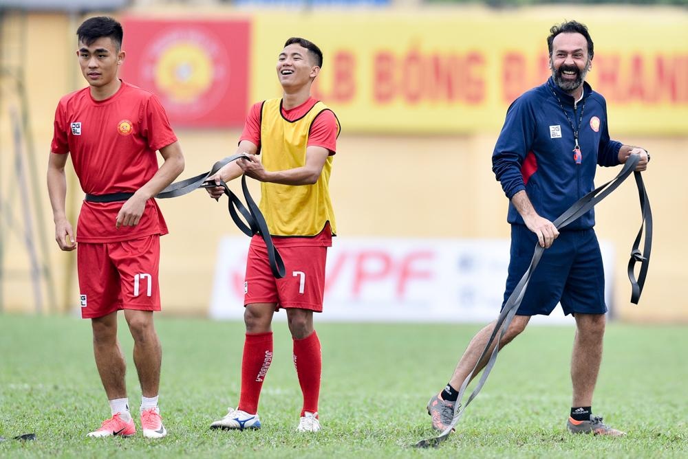 Cau thu da V.League 10 nam chua biet chay cho anh 3