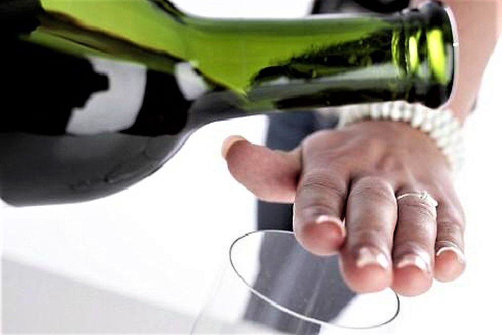 Chem ban nhau vi moi ruou khong uong hinh anh