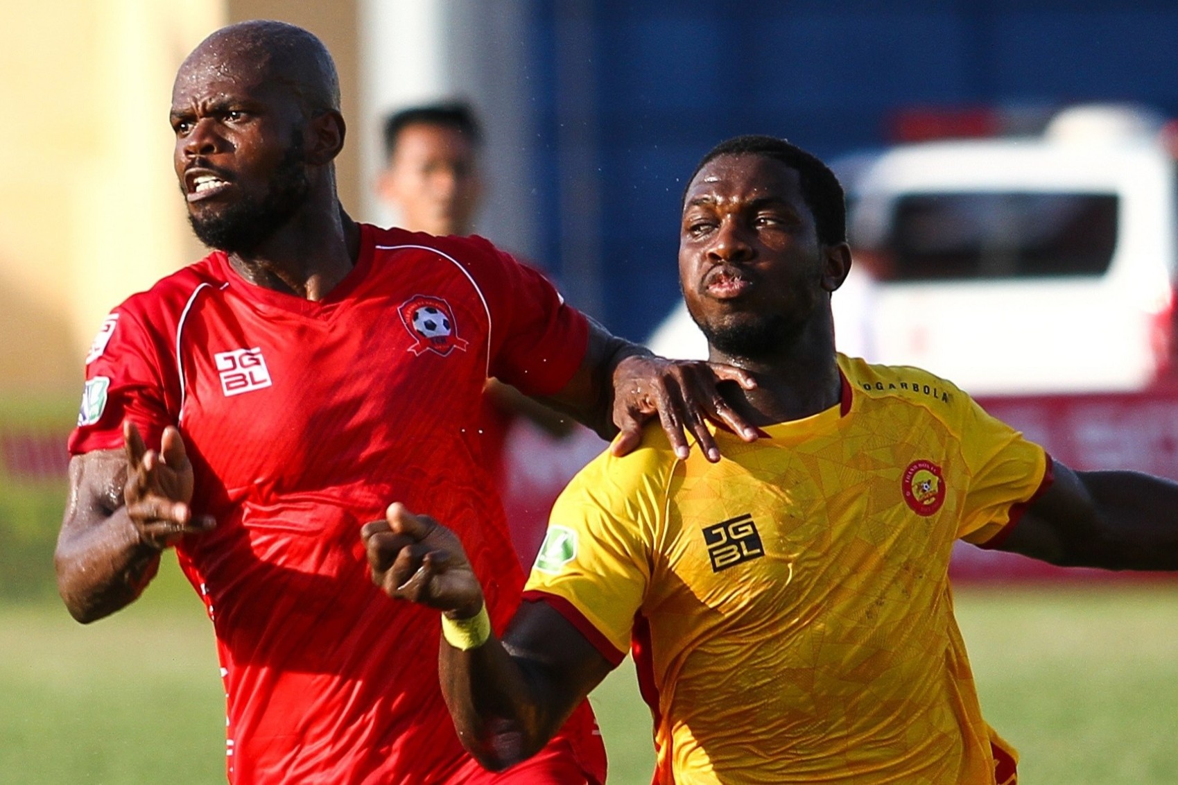 Vi sao ngoai binh het thoi van co dat dung vo tai V.League? hinh anh