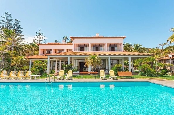 Ben trong can biet thu moi cua gia dinh Ronaldo hinh anh