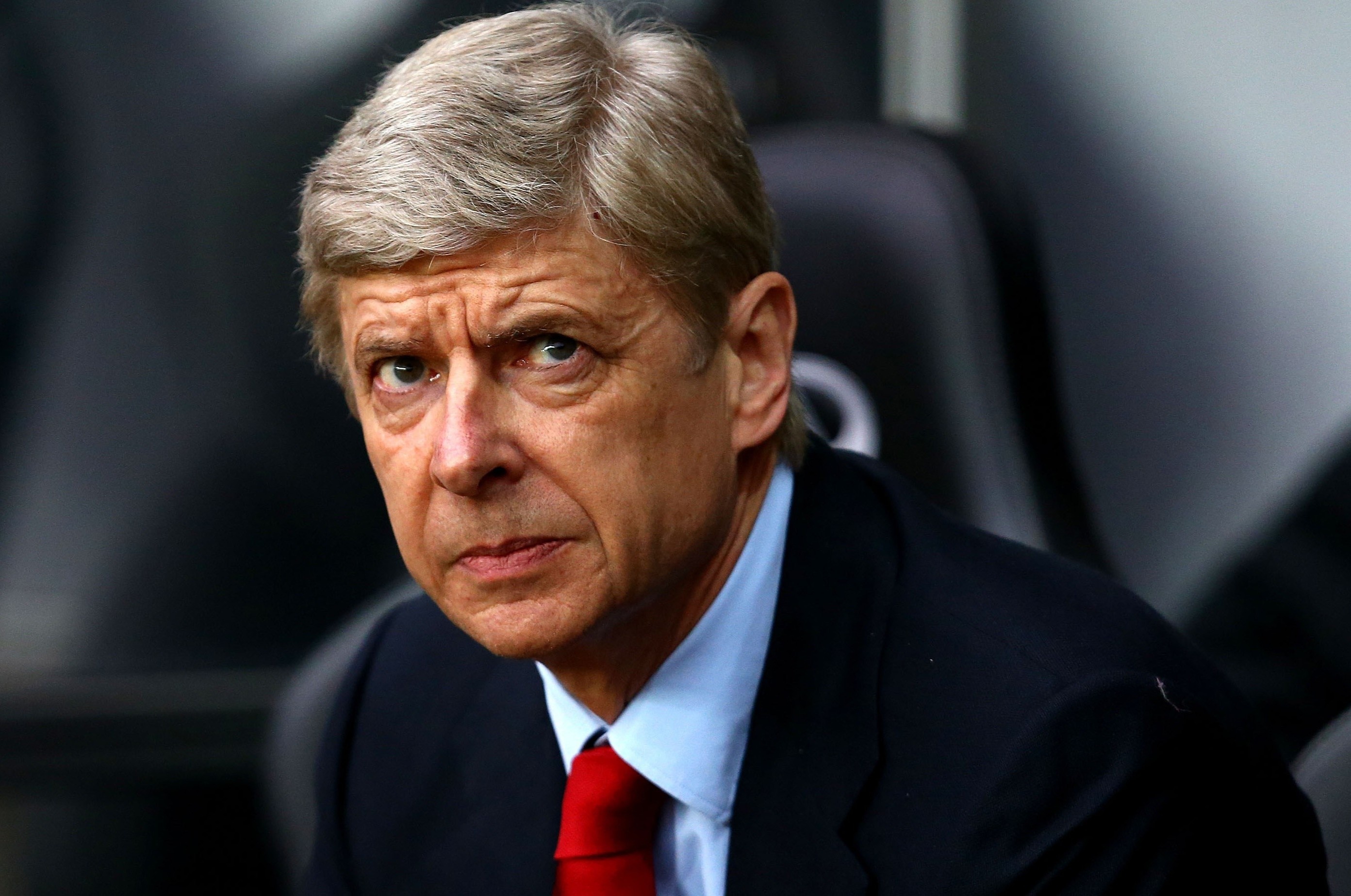 Nhung quyet dinh chuyen nhuong kho hieu cua HLV Wenger tai Arsenal hinh anh