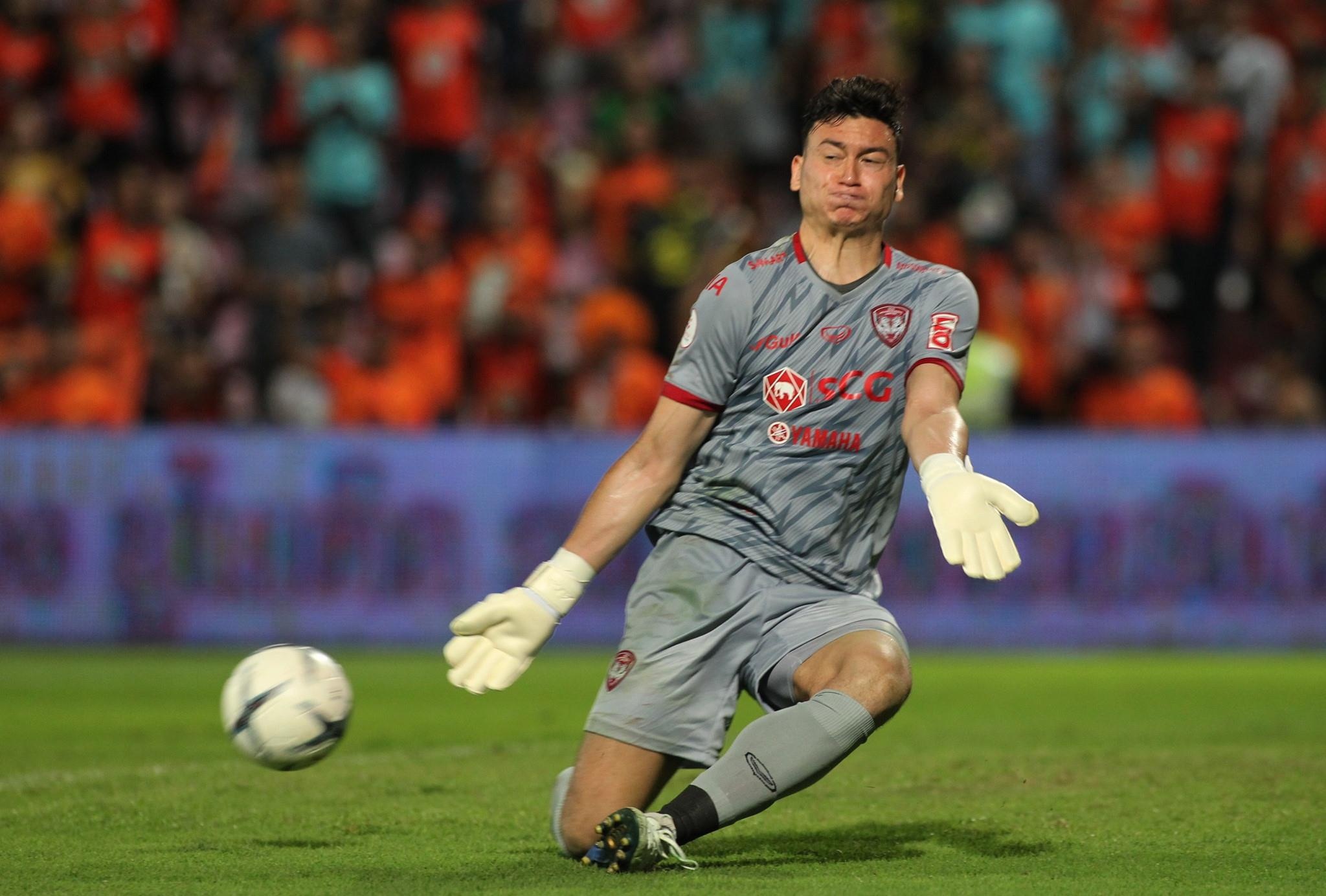 Cau thu tung choi bong o V.League va Thai League anh 10