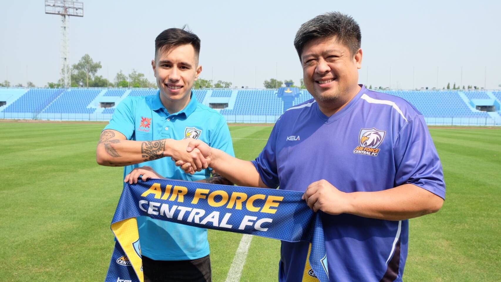 Cau thu tung choi bong o V.League va Thai League anh 7