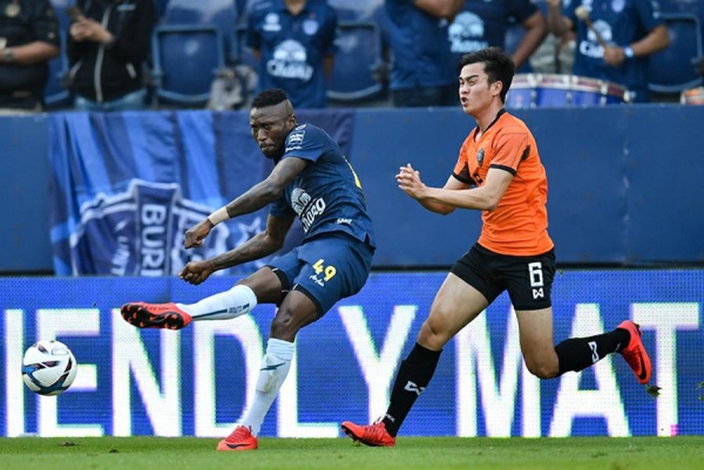 Cau thu tung choi bong o V.League va Thai League anh 8