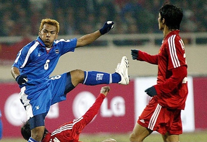 Cau thu tung choi bong o V.League va Thai League anh 1