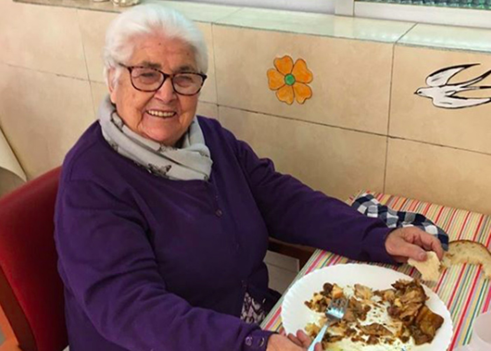 Ba 95 tuoi cua Fabregas chien thang dich benh hinh anh