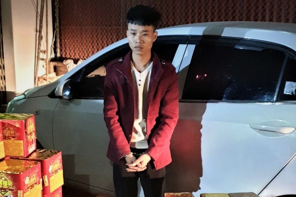 Bat thanh nien van chuyen gan 85 kg phao hinh anh