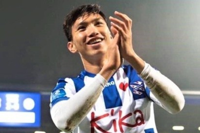 HLV Heerenveen: 'Chung toi dang dam phan ve tuong lai cua Van Hau' hinh anh
