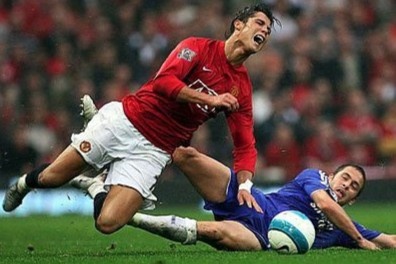 Ban huan luyen MU lam gi de Ronaldo tu bo thoi quen ruom ra? hinh anh