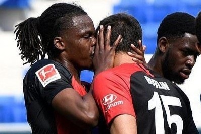 Cau thu Bundesliga khong bi phat vi hon dong doi hinh anh