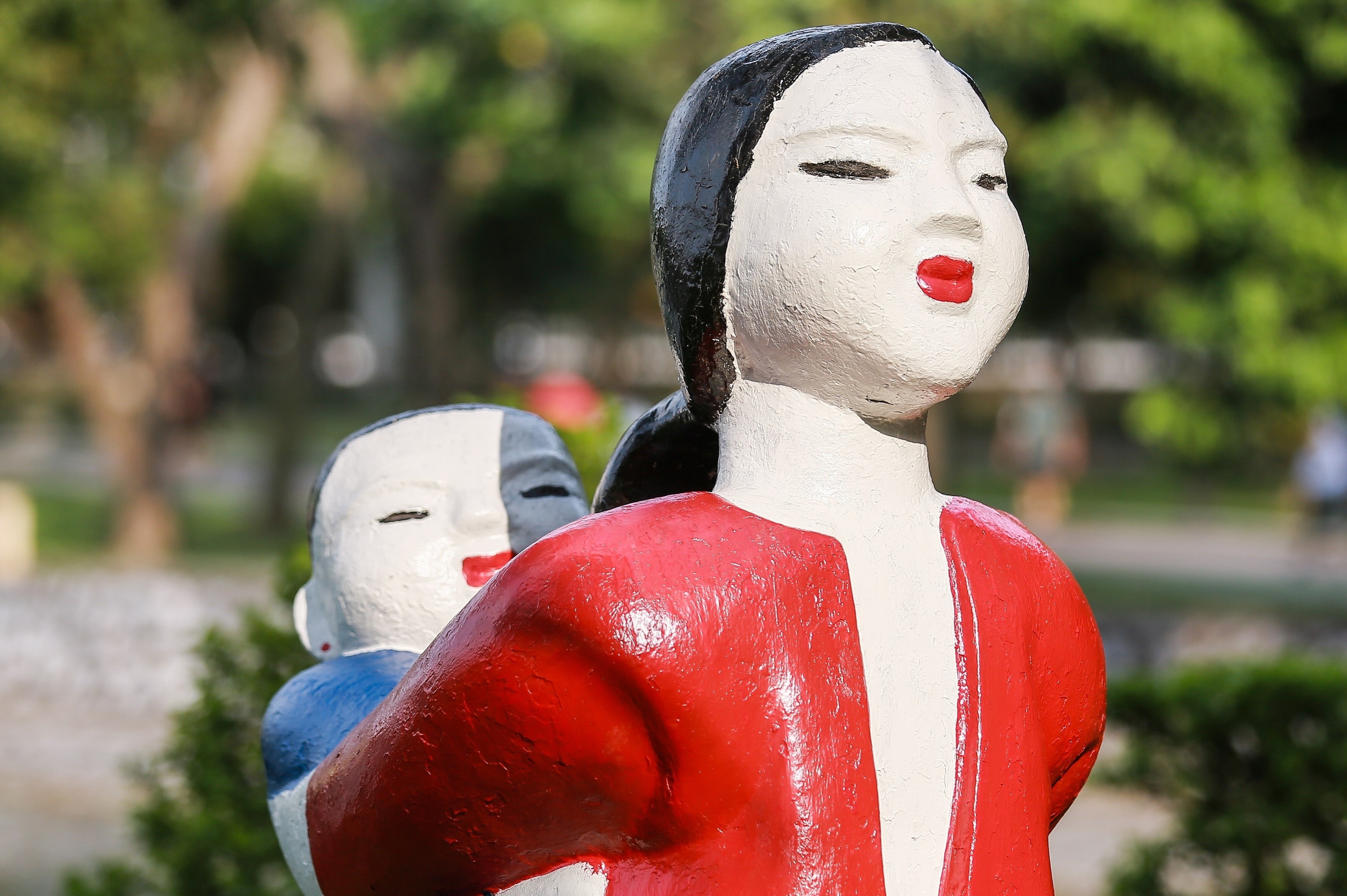 Hang loat buc tuong lau nam o cong vien Thong Nhat doi mau loe loet hinh anh