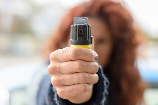 Su dung binh xit hoi cay de phong ve co vi pham phap luat? hinh anh