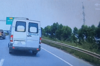 Xe tai phong nhanh nguoc chieu tren cao toc hinh anh