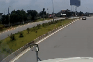 Xe con chay nguoc chieu o cao toc hinh anh