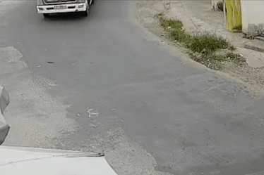 Co gai thoat chet duoi gam xe tai hinh anh