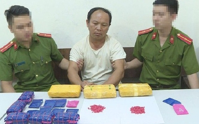Bat ke van chuyen 30.000 vien ma tuy trong dem hinh anh