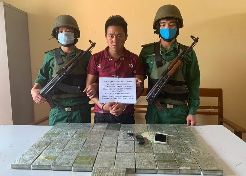 Tai xe taxi van chuyen 41 banh heroin anh 1