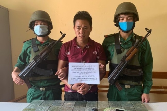 Tai xe taxi van chuyen 41 banh heroin hinh anh