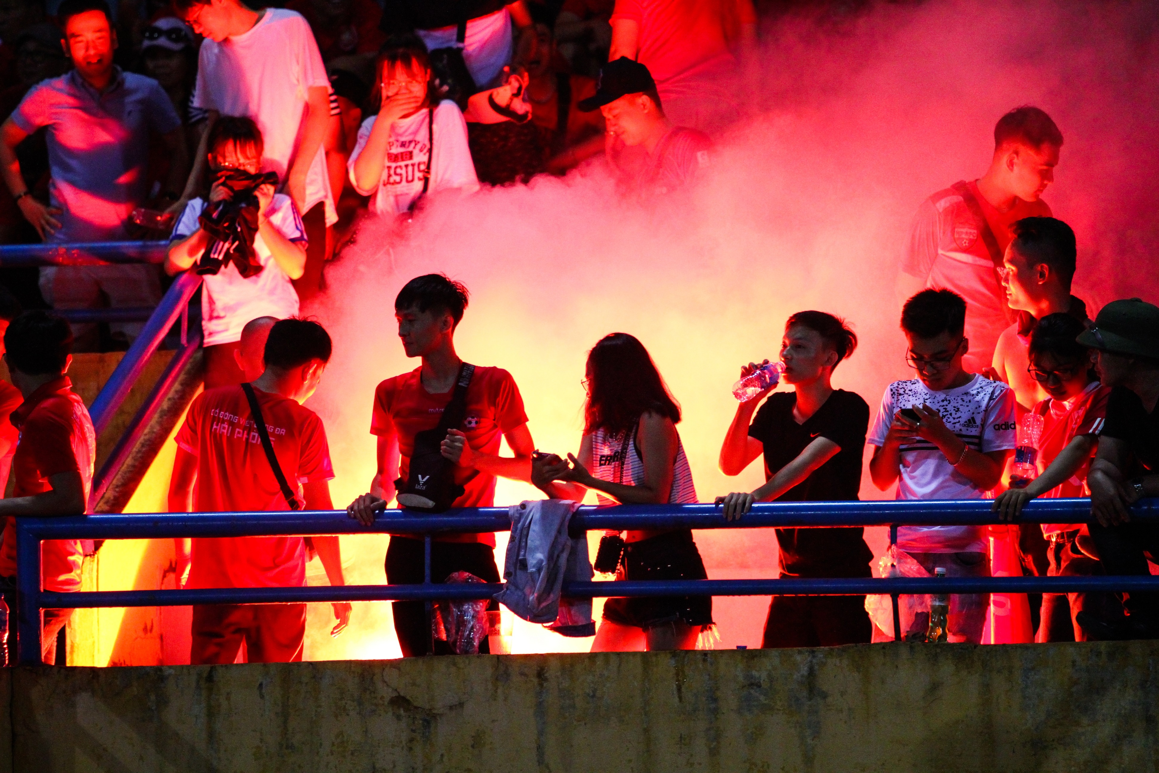 Canh sat hoa trang chong phao sang o tran Ha Noi gap Hai Phong hinh anh