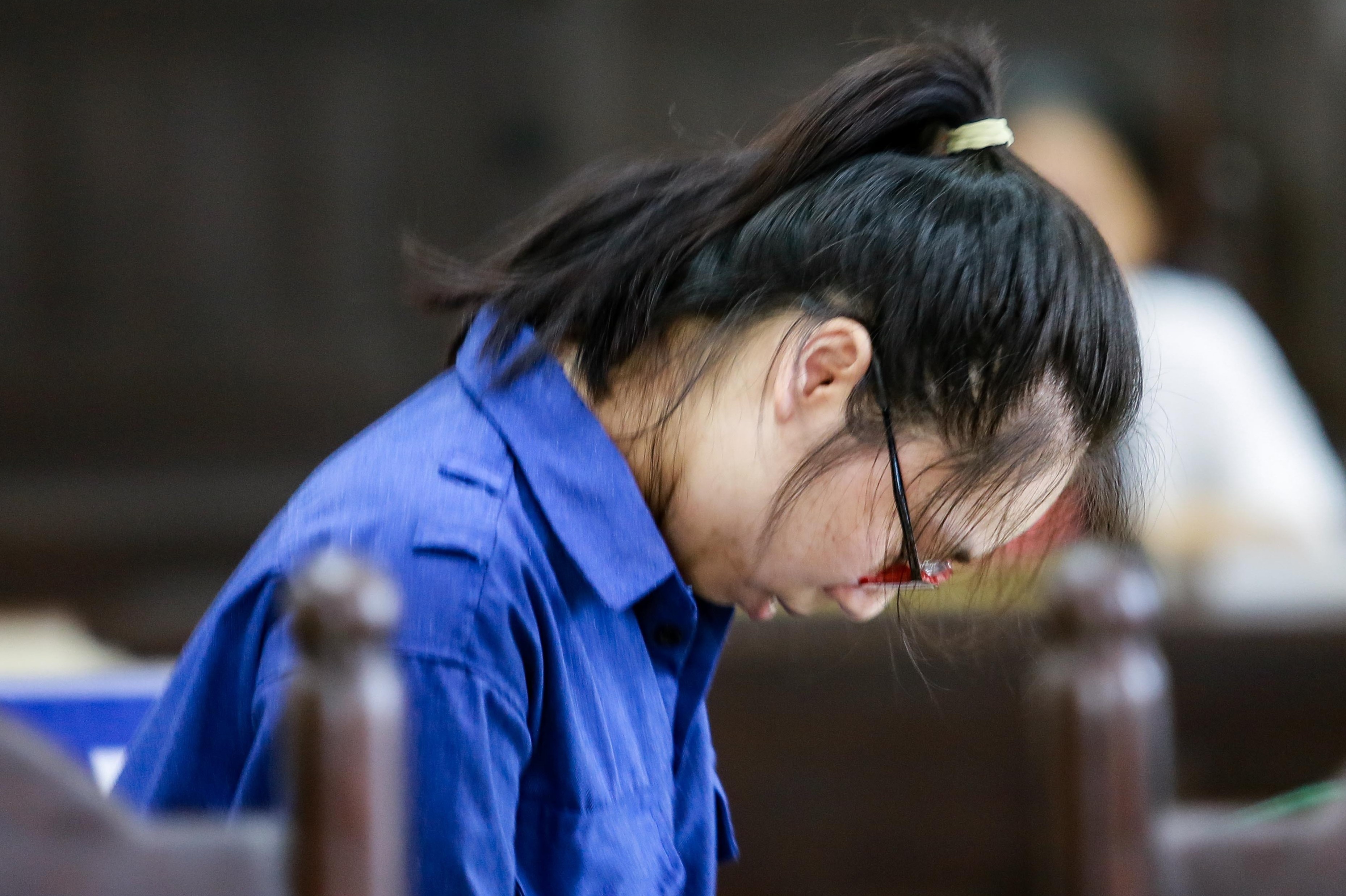 Co gai giet nguoi bang tra sua cui dau xin loi nguoi nha nan nhan hinh anh