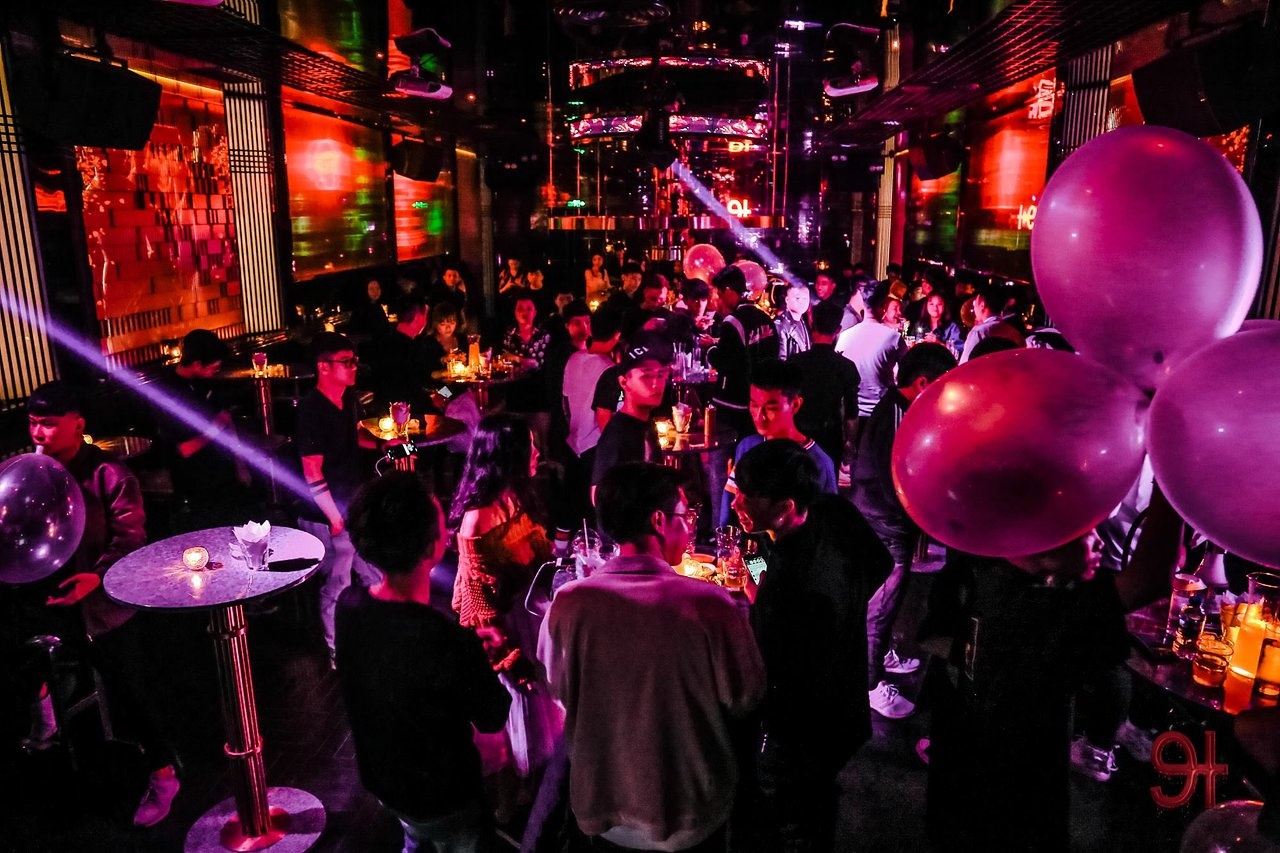 Quan bar hoat dong bat chap lenh cam bi phat 40 trieu hinh anh