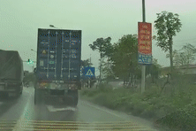 Xe container roi hien truong sau khi can chet nguoi hinh anh