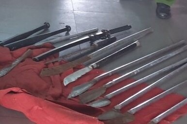 Nhom thanh nien phuc vu quan karaoke tang tru vu khi trai phep hinh anh