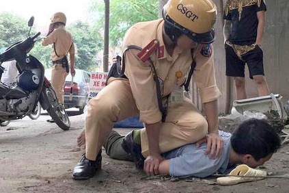 Tai xe dap CSGT bi khoi to hinh anh