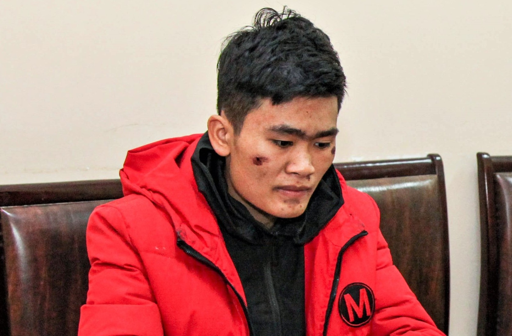 Khoi to thanh nien lao xe vao canh sat hinh anh