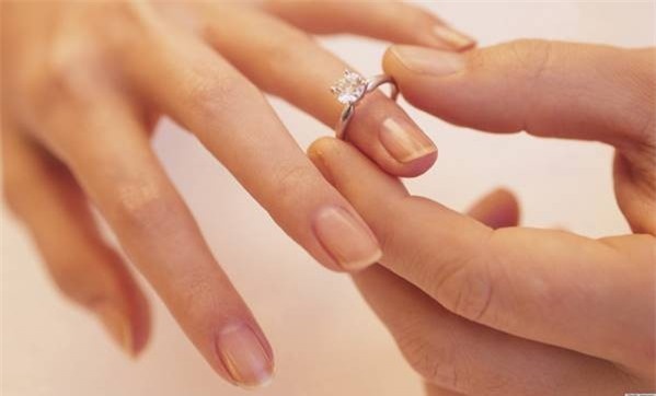 Chung song voi nguoi khac khi chua ly hon bi xu ly the nao hinh anh