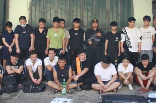 Bat 21 nguoi Trung Quoc tron truy na hinh anh