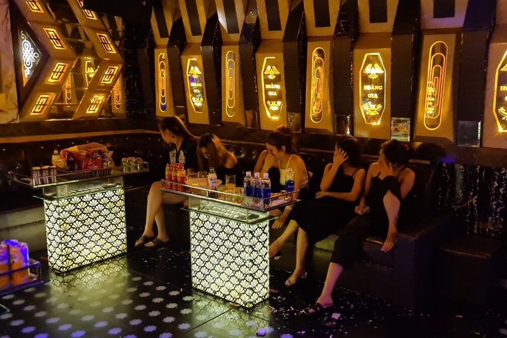 Nhan vien quan karaoke nhot 16 khach, bo tron khi bi kiem tra hinh anh