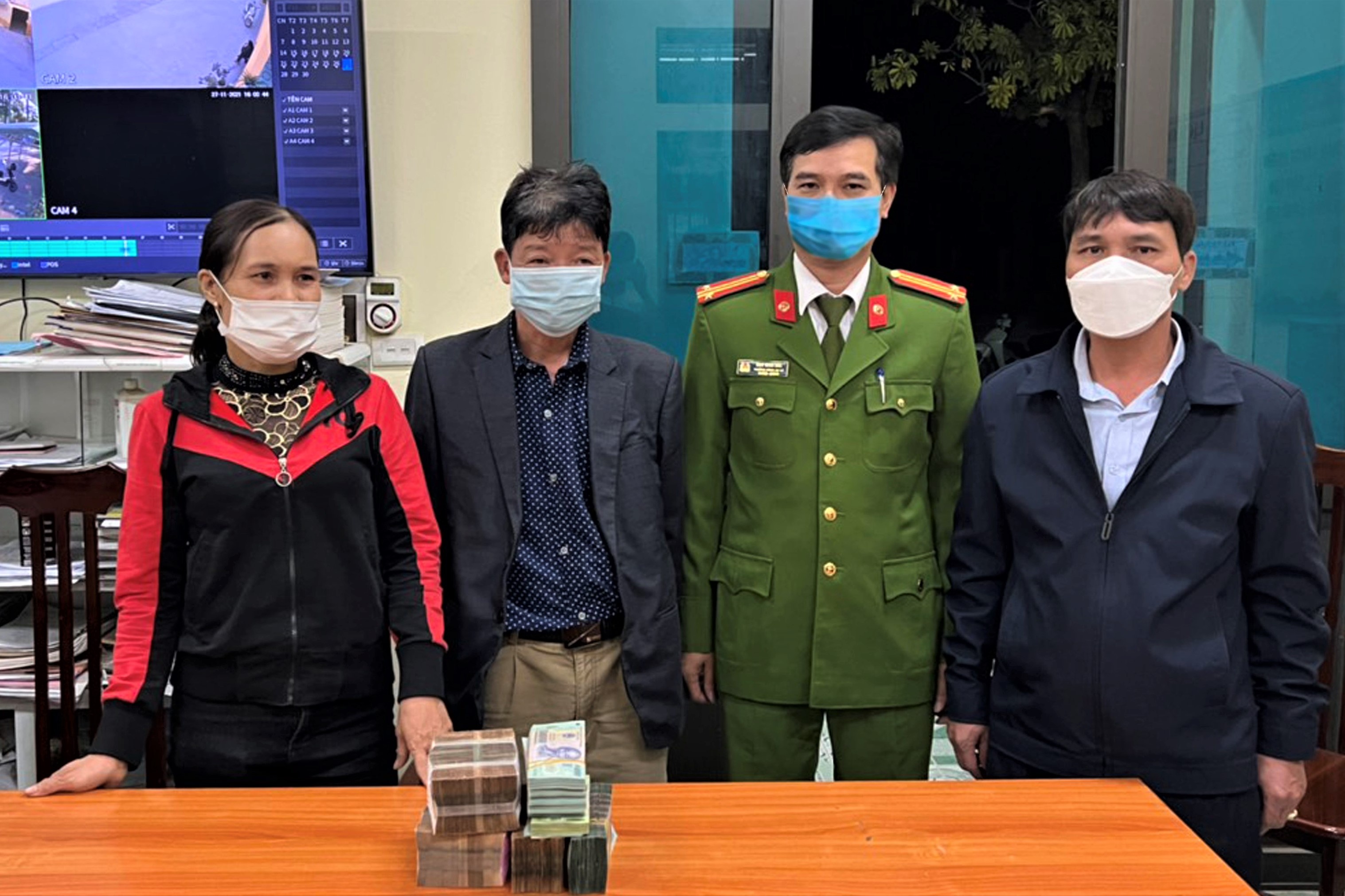 Nguoi phu nu tra lai gan 1 ty dong nhat duoc hinh anh